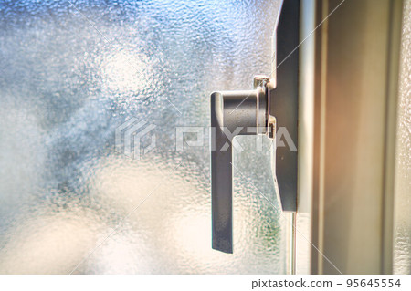 陽台窗上的鑰匙新月 95645554