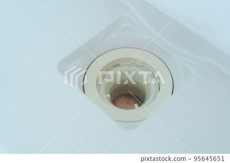 Dirt in the drain of the bath 95645651