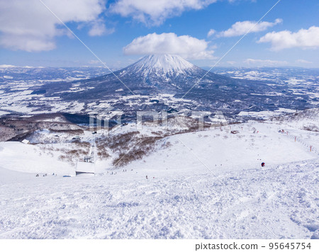從滑雪場頂部的未壓實雪區（北海道新雪谷）看笠雲羊蹄山 95645754