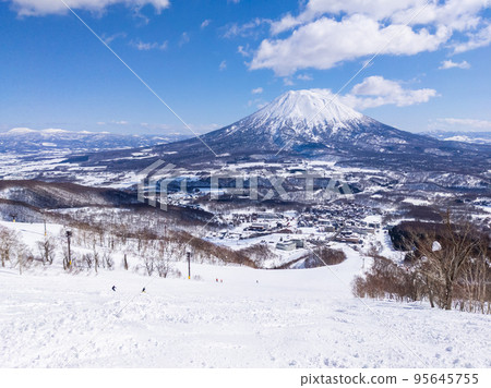 A view of the townscape and Mt. Yotei from a quiet slope (Niseko, Hokkaido) 95645755