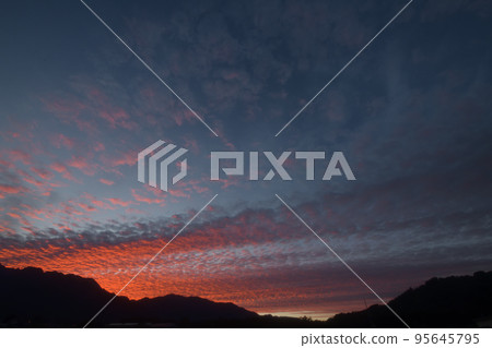 Hakushu town, Hokuto city, sunset of scaly clouds 95645795
