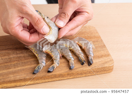 Hands to cook shrimp shrimp 95647457