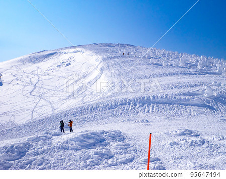 Mount Jizo covered with snow and frost (Zao Onsen Ski Resort, Yamagata Prefecture) Mount Jizo covered with snow and frost (Zao Onsen Ski Resort, Yamagata Prefecture) 95647494