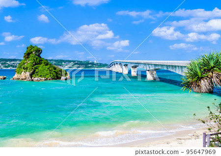沖繩縣古宇利橋和蔚藍的大海 沖繩縣古宇利橋和蔚藍的大海 95647969
