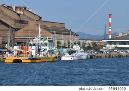 Kobe Customs patrol boat "Kobe" and sea surface cleaning and oil recovery vessel "Dr. Kaiyo" open to the public at Himeji Port 95648030