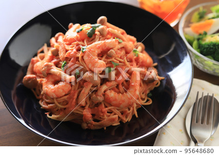 番茄奶油意大利面配蝦和石目地紫菜蘿蔔 95648680