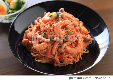 Tomato Cream Pasta with Shrimp and Shimeji 95648686