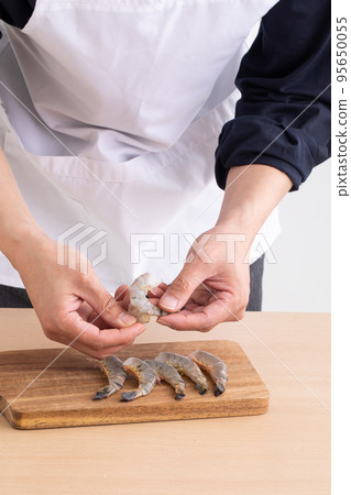 Hands to cook shrimp shrimp 95650055