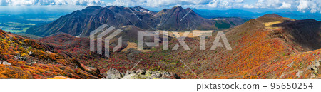 Mt. Taisen is the third highest mountain in the Kokonoe mountain range, with a large colony of Rhododendron japonicum in spring, a gradation of colored leaves in autumn, and a blanket of snow in winter. Mt. Taisen is the third highest mountain in the Kokonoe mountain range, with a large colony of Rhododendron japonicum in spring, a gradation of colored leaves in autumn, and a blanket of snow in winter. 95650254