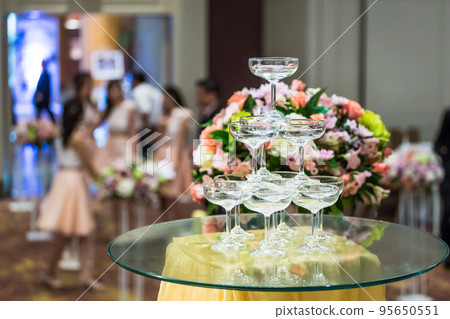 Wine glasses group at the wedding 95650551