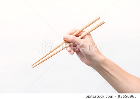 正確握筷子的女人的手 95650963
