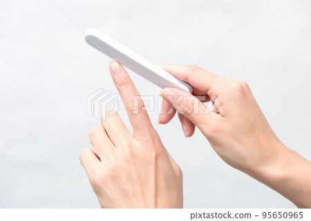 做指甲護理的女人的手 2 做指甲護理的女人的手 2 95650965
