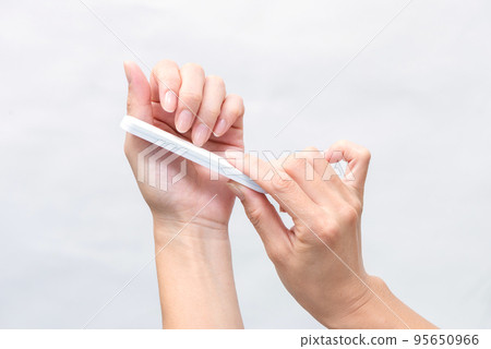 做指甲護理的女人的手 3 做指甲護理的女人的手 3 95650966
