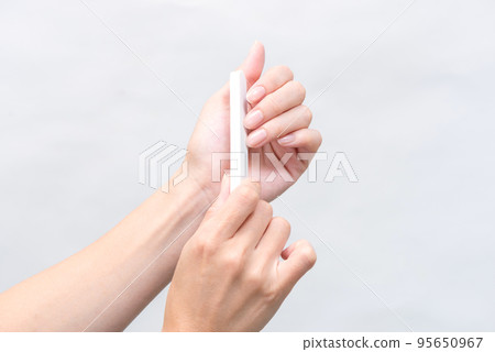 做指甲護理的女人的手 4 做指甲護理的女人的手 4 95650967