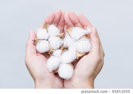 拿著牙線的女人的手 拿著牙線的女人的手 95651050