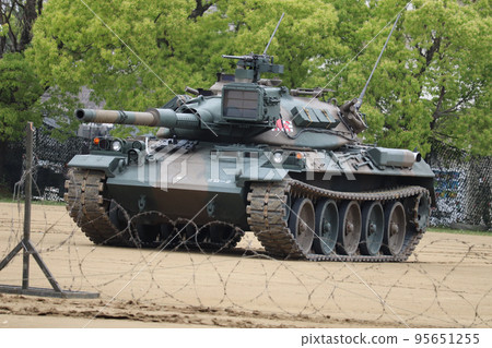 JGSDF Type 74 tank and barbed wire 95651255