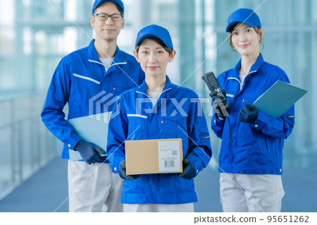 在現代建築中工作的物流團隊 在現代建築中工作的物流團隊 95651262