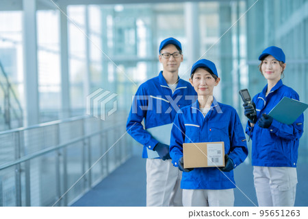 在現代建築中工作的物流團隊 95651263