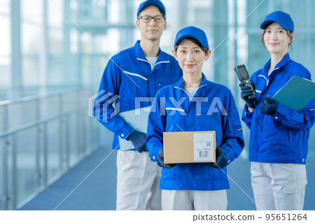 在現代建築中工作的物流團隊 在現代建築中工作的物流團隊 95651264