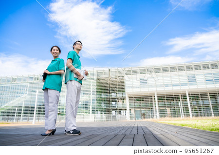 穿著清爽制服的護理經理 穿著清爽制服的護理經理 95651267