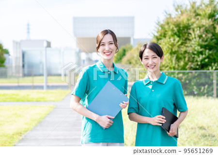 A care manager in a refreshing uniform A care manager in a refreshing uniform 95651269