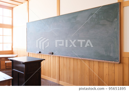warm wooden school blackboard 95651895