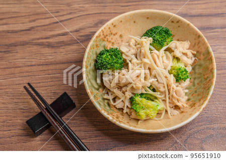Chicken Fillet and Enoki Mushrooms with Ponzu Sauce 95651910