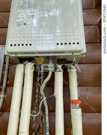 Gas water heater that failed to drain water and burst 95651940