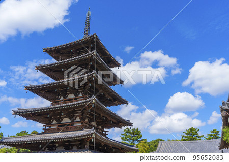 法隆寺五層塔和藍天（奈良縣生駒郡斑鳩町） 95652083