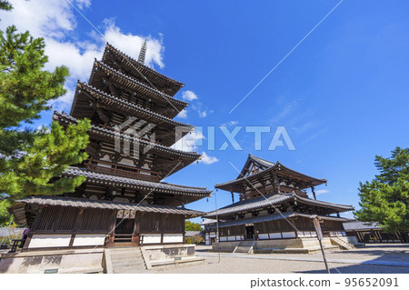 法隆寺五層寶塔和正殿（奈良縣生駒郡斑鳩町） 95652091