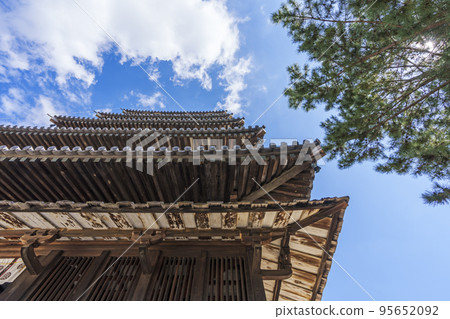 Looking up at the five-storied pagoda of Horyuji Temple from below (Ikaruga-cho, Ikoma-gun, Nara Prefecture) Looking up at the five-storied pagoda of Horyuji Temple from below (Ikaruga-cho, Ikoma-gun, Nara Prefecture) 95652092