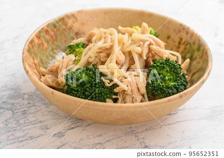 Chicken Fillet and Enoki Mushrooms with Ponzu Sauce 95652351
