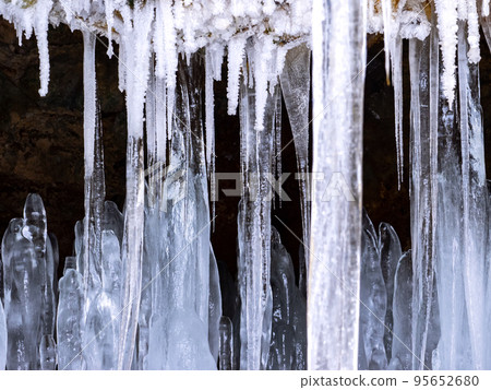 Ice bamboo shoots and icicles in Otaki Hyakujojiki Cave (Otaki Ward, Date City, Hokkaido) Ice bamboo shoots and icicles in Otaki Hyakujojiki Cave (Otaki Ward, Date City, Hokkaido) 95652680