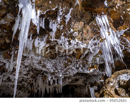 Icicles hanging from the ceiling of Otaki Hyakujojiki Cave (Otaki Ward, Date City, Hokkaido) 95652681