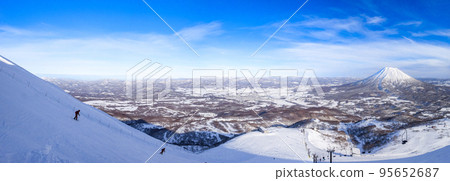 [Panorama photo] View of Mt. Yotei from the afternoon ski resort summit course (Niseko, Hokkaido) 95652687