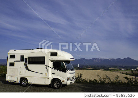 美瑛露營地以十胜山為背景的露營車 美瑛露營地以十胜山為背景的露營車 95653520