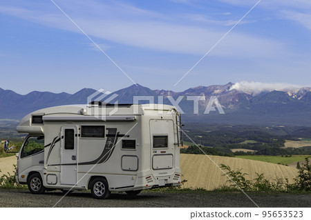 美瑛露營地以十胜山為背景的露營車 95653523