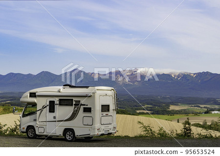 美瑛露營地以十胜山為背景的露營車 美瑛露營地以十胜山為背景的露營車 95653524