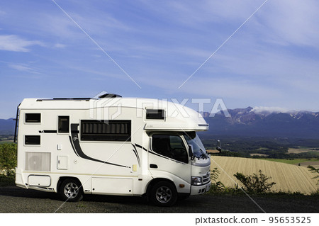 美瑛露營地以十胜山為背景的露營車 美瑛露營地以十胜山為背景的露營車 95653525