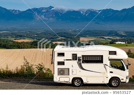 美瑛露營地以十胜山為背景的露營車 美瑛露營地以十胜山為背景的露營車 95653527