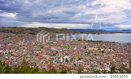 的的喀喀湖的壯麗景色 的的喀喀湖的壯麗景色 95653633