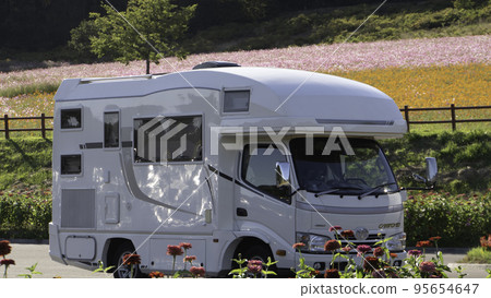 1000萬宇宙場背景的露營車 1000萬宇宙場背景的露營車 95654647