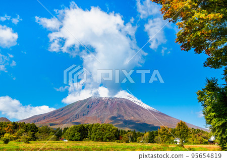 Iwate Prefecture Mt. Iwate dyed in autumn leaves 95654819