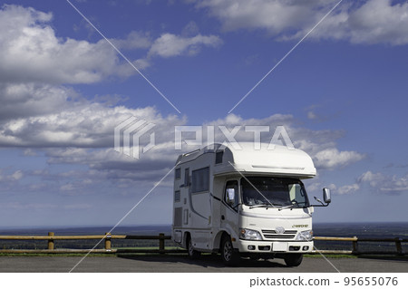 以海洋台為背景的地平線露營車 以海洋台為背景的地平線露營車 95655076