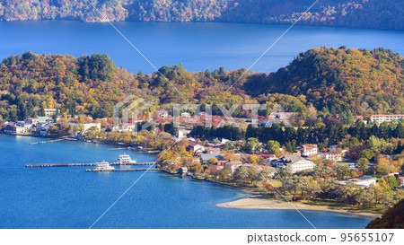 Morning on Lake Towada Scenery of the shores of Lake Yasumiya bathed in refreshing light, from Kodakedai 95655107