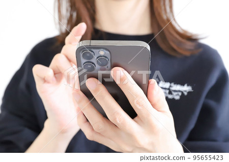接觸智能手機的婦女的手 95655423