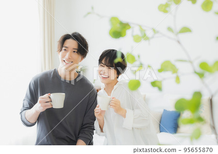 A couple in the living room 95655870