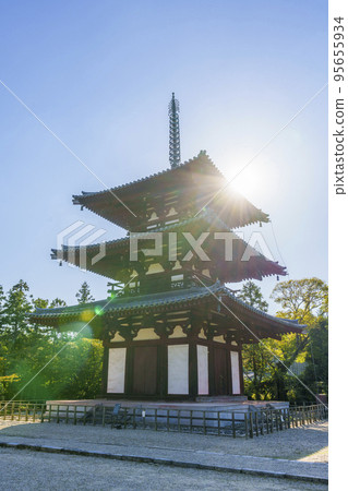 Horinji Temple three-storied pagoda (Ikaruga-cho, Ikoma-gun, Nara Prefecture) 95655934