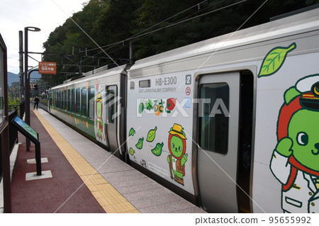 "Resort View Furusato Train" stopping at Obasute Station "Resort View Furusato Train" stopping at Obasute Station 95655992