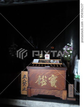四國最北的發電站,武井觀音岬,武井觀音岬,武井觀音寺後方岩洞內的寺廟 四國最北的發電站,武井觀音岬,武井觀音岬,武井觀音寺後方岩洞內的寺廟 95656237